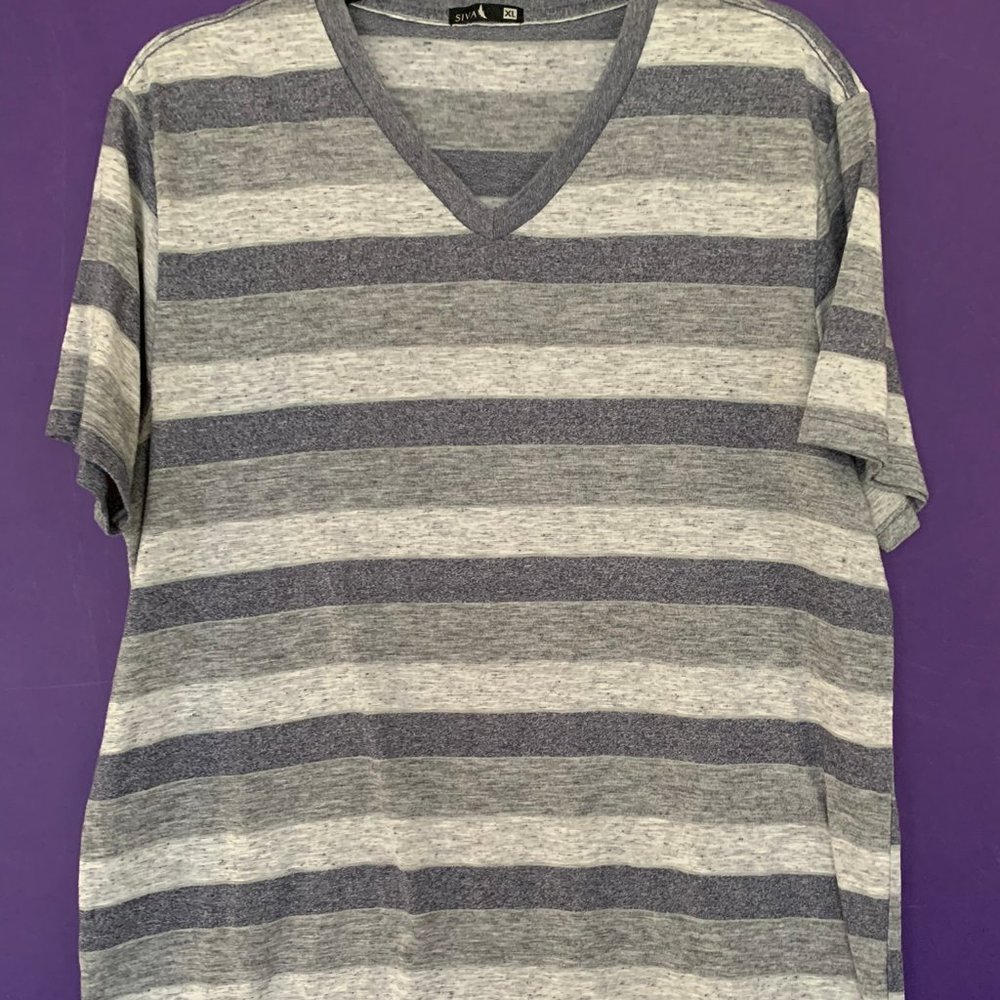 ⭐️Men's V-Neck Shirt XL Gently Worn